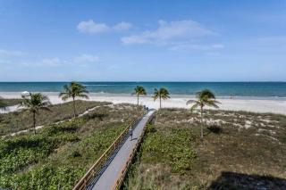 Beachfront Bliss: Views, Pool, Walk to Times Sq! - Fort Myers Beach - 4