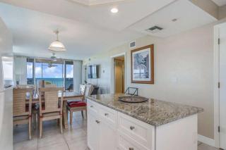 Beachfront Bliss: Views, Pool, Walk to Times Sq! - Fort Myers Beach - 3