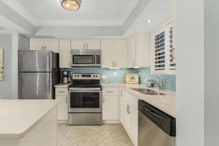 Beachfront Condo: Gulf & Bay Views, Pool, Downtown - Fort Myers Beach - 5