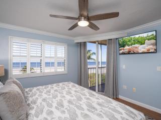 Gulf-View Condo: Beachfront, Pool, Walk Times Sq - Fort Myers Beach - 4