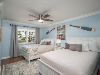 Gulf-View Condo: Beachfront, Pool, Walk Times Sq - Fort Myers Beach - 3