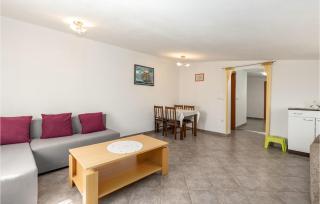 Amazing Apartment In Crikvenica - Crikvenica - 3