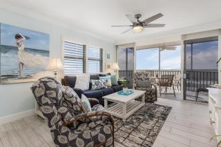Beachfront Corner: Gulf Views, Pool, Walk Times Sq - Fort Myers Beach - 0