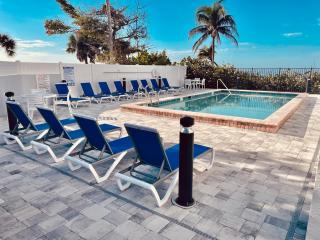 Beachfront Corner: Gulf Views, Pool, Walk Times Sq - Fort Myers Beach - 6