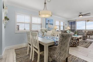 Beachfront Corner: Gulf Views, Pool, Walk Times Sq - Fort Myers Beach - 4