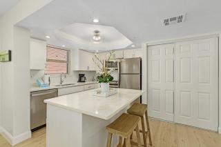 Estero Island 2BR: Ocean Views, Pool & BBQ Area - Fort Myers Beach - 2