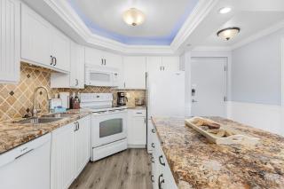 Beachfront Bliss: Gulf Views, Pool, Sleeps 8! - Fort Myers Beach - 7
