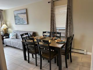 Newly Renovated 2 Bedroom House - 7