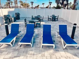 Beachfront Bliss: Gulf Views, Pool, Sleeps 8! - Fort Myers Beach - 3