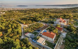 Four-Bedroom Holiday Home In Kastel Novi - 3