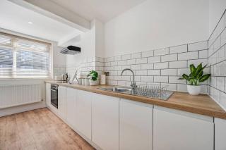 Hulley House by YourStays - Superb house near Hurdsfield Business Park, perfect for Astrazenica! - Macclesfield - 4