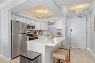 Stunning Top-Floor Condo w/ Panoramic Views, Pool - Fort Myers Beach - 5