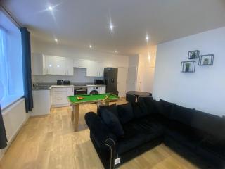Stunning 1 Bed Flat Near Lakeside - 4
