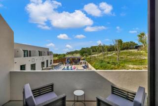 The Bentley Hotel on 290 - 6