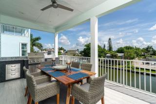 Beach-to-Bay 5BR: Pool, Spa, Gulf Views, Elevator - Fort Myers Beach - 0