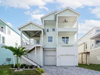 Beach-to-Bay 5BR: Pool, Spa, Gulf Views, Elevator - Fort Myers Beach - 1
