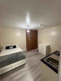 Goshawk Studio Apartments - Ickenham - 8