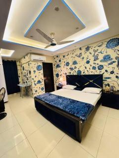 1BR Indigo Haven Retreat with City Views - Rāmkot - 5