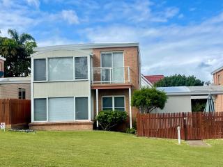 Sunset Beach House 100mtrs to the Beach 3 Bedroom - Soldiers Point - 8
