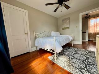 Private Bedroom Suite 2 in Comfy Cozy Bungalow 10 min from Downtown - 5