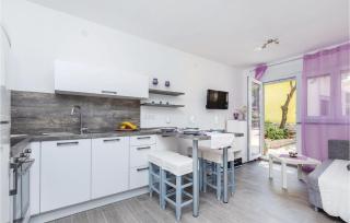 2 Bedroom Lovely Apartment In Smrika - 7