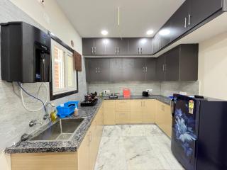 Family Haus - Luxurious AC 3BHK - Foosball, 50 Inch TV - Vijayawāda - 3