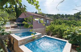 Stunning Home In Supetar With Kitchen - Supetar - 0