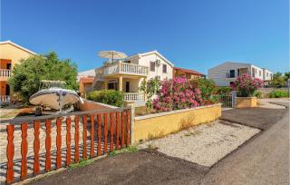 2 Bedroom Cozy Apartment In Vrsi - Vrsi - 1