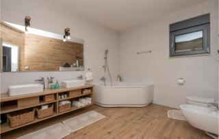 Gorgeous Home In Vrgorac With Wifi - Vrgorac - 3