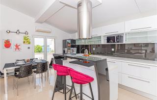Lovely Home In Brodarica With Jacuzzi - Brodarica - 5