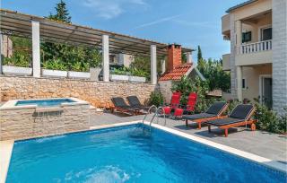 Three-Bedroom Holiday Home In Sutivan - 3