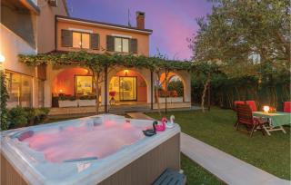 Gorgeous Home In Umag With Jacuzzi - Umag - 9