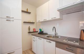 Beautiful Apartment In Brodarica - Brodarica - 8