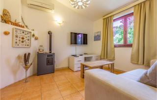 2 Bedroom Cozy Apartment In Premantura - 9