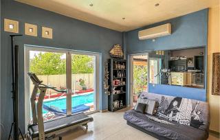 3 Bedroom Cozy Home In Koropi - 7