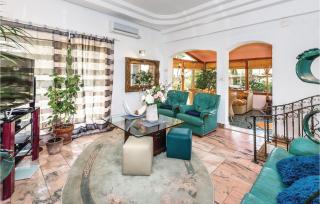 Lovely Home In Rogoznica With Jacuzzi - Rogoznica - 4