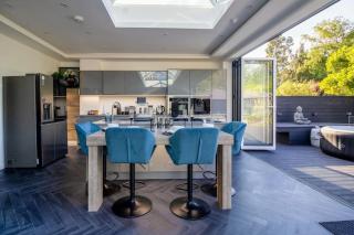 Luxury 4-Bedroom High-End Home, Includes Jacuzzi and Pool Table - Northwood - 2