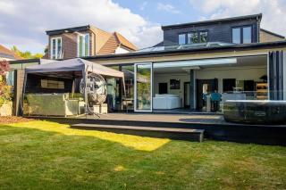 Luxury 4-Bedroom High-End Home, Includes Jacuzzi and Pool Table - Northwood - 1
