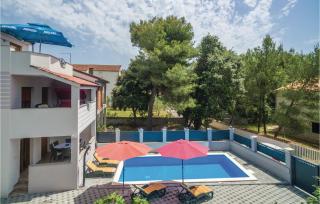 Four-Bedroom Holiday Home In Pakostane - Pakoštane - 4