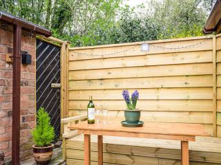 Woodcarvers Cottage - - 9