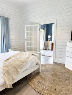 Byron Soul - Waterfront 3BR w Deck Views - - 1