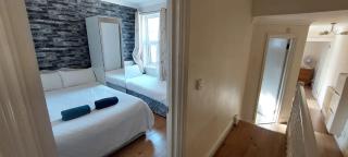 Two Bedroom Flat St Andrews Road - London - 5