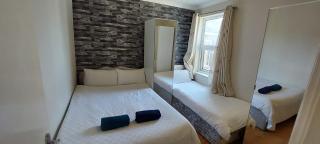 Two Bedroom Flat St Andrews Road - London - 9