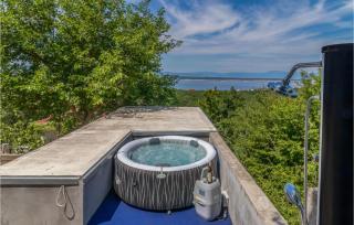 Amazing Home In Crikvenica With Jacuzzi - Crikvenica - 9