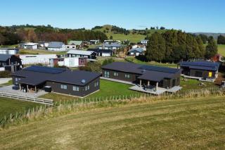 Sleeps 36 people - 3 spas - 3 homes - Ohakune - 3
