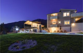 Six-Bedroom Holiday Home In Podstrana - 9