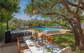 Awesome Home In Srima With Jacuzzi - Srima - 8