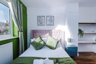 The Lyme Lounge - Spacious 3BR Newcastle Retreat with Parking & Wi-Fi by Parydise Properties - Sleeps 7 - 6