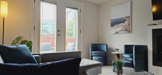 Cozy 3BR Retreat with Dedicated Work table and Parking - Toronto - 5