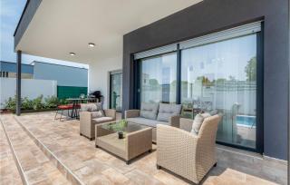 Amazing Home In Peroj With Wifi - 9